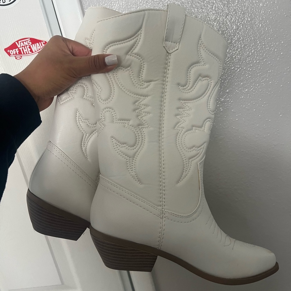 SODA White Cowboy Boots Women’s Size 8